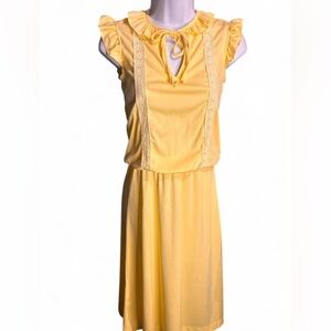 Vintage 1960’s butter yellow dress. Small-medium